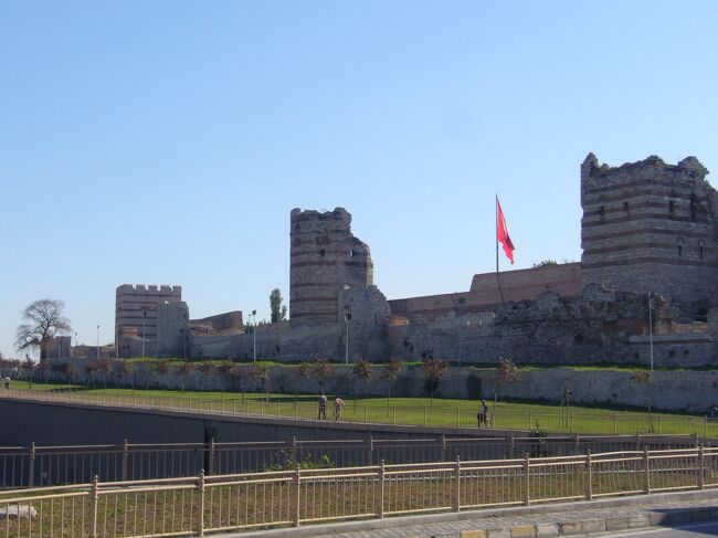 2007年の旅行記。カッパドキアでは洞窟ホテルに宿泊し、気球で空から奇岩地帯を遊覧しました。イスタンブールではモスク巡りとボスポラス海峡をクルーズしました。町中にコーランが流れ、完全に別世界でした。景色も建物や町、食事もとにかく素晴らしいところです。