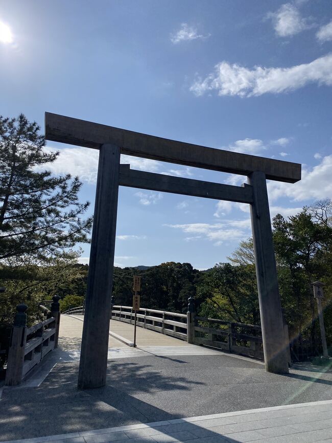 伊勢神宮参り、一人旅2日目は、内宮へ。<br />朝からカラッと晴れていい天気。でもちょっと風が強い!<br />伊勢市駅からバスで内宮へ焼く20分ほど、9時前に到着してお参りしました。<br />その後は、おはらい町とおかげ横丁を散策です。