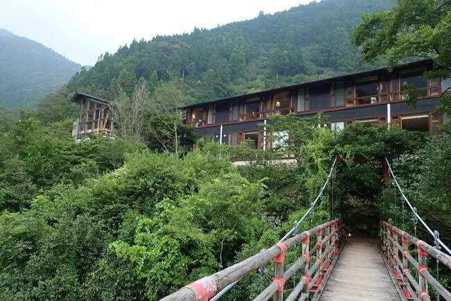 夏、暑さと人混みを避けて、四国の山あいの村へ<br />この土佐山、以前に訪ねてからは、お気に入りの避暑地に<br />今回は、ちょっと贅沢にヴィラで二泊<br />コロナ禍の世間から、人混みを避けて<br />そして、うだるような猛暑も避けて<br />大人の隠れ家で、“何もしない贅沢”を満喫してみました。