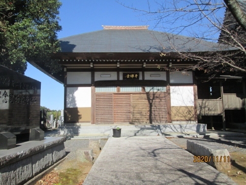 (83)千仏堂(せんぶつどう )。所在地:鰭ヶ崎1033。アクセス:流鉄流山線鰭ヶ崎駅徒歩8分。連絡先:東福寺兼務。電話:04-7158-0021。東福寺の奥の院、市指定文化財の阿弥陀如来立像の千体仏を安置、享和2年(1802年)再建、境内のみ見学可。現在は東福寺境内へ移設。旧千仏堂は鰭ヶ崎1023-1、東福寺の北方の階段を登った山の上に古いお堂の跡が残っています。「流山100か所めぐり」とは流山の文化遺産や神社仏閣、名所旧跡などの中から選定された100か所です。個々の情報については、かなり要約しています。流山の歴史をもっと詳しく知りたい方は、流山市立博物館(電話:04-7159-3434)へ、ご相談ください。また、市立中央図書館(電話:04-7159-4646)参考室にはレファレンスサービスをする司書がいますので資料の相談に応じています。なお、立入が制限されている場所もありますので、見学等の際は必ず関係者や関係機関にご確認ください。<br />流山市HP https://www.city.nagareyama.chiba.jp/tourism/1013068/1013069.html