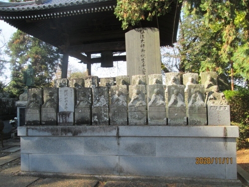 巡拝塔群は鐘楼前の弘法大師巡拝場。弘法大師御誕生千二百年を記念して四国八十八ヶ所の弘法大師座像写しを八十八座像並べています。前後二列に並ぶ弘法大師座像。一列十一座像が二列で二十二座像。後列左端は八十八番、さぬき市の大窪寺で結願所。丸彫りの座像。江戸時代は四国まで行き八十八ヶ所をお詣りするのは大変な事でしたのでここ東福寺で四国八十八ヶ所をお詣りする事が出来ます。