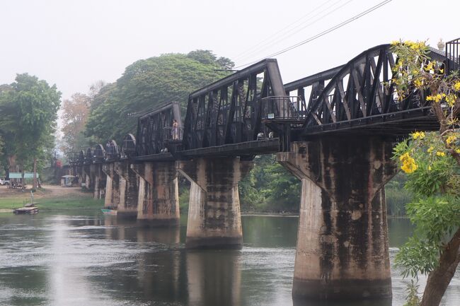 ■クウェー川鉄橋＝カンチャナブリの鉄橋＝<br />■第二次世界大戦中、<br />　日本軍が敷設した泰緬鉄道が通るクウェー・ヤイ川に架けられた橋<br /><br />■クウェー川鉄橋は、タイ西部、カンチャナプリ市西方5キロにある<br />　クウェー・ヤイ川（大クウェー川）に架けられた鉄道橋。<br />　クウェー・ノイ川（小クウェー川）は、この橋より下流で合流し、<br />　合流地点から下流はメークロン川。<br /><br />■クウェー川鉄橋を色々な角度&amp;想いで眺め、橋を渡りました。<br />■【RIVER KWAI BRIDGE】駅<br />■タイ大学生が日本語勉強...題材はこの【クウェー川鉄橋】<br />■当時活躍の機関車<br /><br /><br />