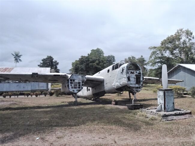 【表紙の写真】アイタぺ郊外の朽ち果てた戦闘機<br /><br />ニューギニア島北部のウェワクは、　<br />先の大戦で、戦闘より補給のなさで凄惨さを通り越し、<br />極限を超越したニューギニアの日本軍が降伏した場所。<br />また、陸路で最後の組織的戦闘があったアイタぺまで行ってきました。<br />いまいけば、ただの地方の町・村です<br /><br />【2015年のパプアニューギニア（PNG）シリーズ】<br />①南太平洋のアイルランド：ニューアイルランド島<br />　　https://4travel.jp/travelogue/11624740　<br />②クラウンプラザ・ポートモレスビー　ホテルステイ　<br />　　https://4travel.jp/travelogue/11624801<br />③ポートモレスビーより危険というレイ（怖っ）<br />　　https://4travel.jp/travelogue/11624825<br />④ニューギニア島北部のウェワク、さらに陸路で数時間アイタぺに<br />　   ☆☆☆この旅行記☆☆☆<br />⑤PNGシリーズ・ラスト：POMの街　<br />　　https://4travel.jp/travelogue/11686594　<br /><br />【2014年のパプアニューギニア（PNG）シリーズ】<br />①2014 FEB~NOV 世界でも指折りの危険な首都<br />　ポートモレスビー（1/3）街の様子　<br />　　https://4travel.jp/travelogue/11351021<br />②ポートモレスビー（2/3）食べ歩き<br />　　https://4travel.jp/travelogue/11354770<br />③ポートモレスビー（3/3）ホリデイ・イン　ポートモレスビー滞在<br />　　https://4travel.jp/travelogue/11351045<br />④2014 NOV 地方都市マダンの澄み渡った海とのんびりとした街<br />　　https://4travel.jp/travelogue/11015826<br />⑤2014 NOV ポートモレスビーでダイブ＆初水中写真<br />　　https://4travel.jp/travelogue/11005600