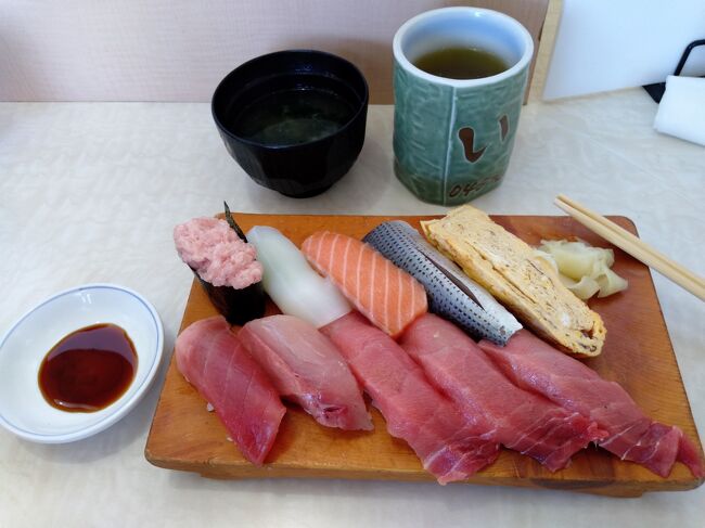 元々海鮮大好きな自分。<br />地元界隈ではそれほど新鮮な魚貝が食べれないので<br />どこか近場で海の幸を堪能しようと思い、さぁどこへ行くか！？<br />海の近くで食後の街ぶらも楽しそうな<br />お城もある小田原に決定！<br />行きは小田急のロマンスカーに乗って海鮮を食べに行ってきました。<br /><br />旅程<br /><br />行き：地元駅より新宿経由小田急ロマンスカーにて小田原へ<br /><br />帰り：小田原駅より東海道本線普通車グリーン車にて上野経由で帰宅<br /><br />旅費<br /><br />　新宿⇒小田原￥1,810（小田急ロマンスカー）<br />　小田原⇔早川￥294（東海道本線）<br />　小田原⇒上野￥2,318（東海道本線普通車グリーン席）<br /><br /><br />