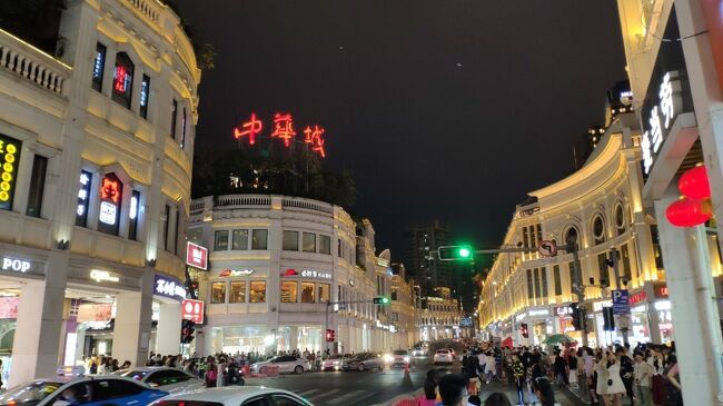 旅好きにはなんとも生きづらい世の中になってしまった。春節も、コロナ規制の影響から駐在している武漢から動けず、なんとも息苦しく迎えてしまった2021年(それでも武漢に閉じ込められた2020年よりははるかに平穏ですが・・・)。<br />しかし、中国では3月以降感染状況も落ち着き、旅行の移動に関する制限もなくなった。ここ1カ月近く雨が降り続いている武漢にいても退屈なので、清明節の3連休に有給を1日プラスして福建省のアモイに行くことに。実は福建省にはまだ行ったことがなく、これが初めて。「アモイは南できっと暖かいからコロナも大丈夫だろう」という謎の自信のもと、飛行機でアモイへと飛び立っていった。<br /><br />しかし事前にネットで調べていると、「人気観光スポットのコロンス島は連休だとチケットが取りづらい」「ネットで予約しておいた方が安心」「でも外国人はネット予約ができず、フェリーターミナルの窓口で直接チケットを買うしかない」といった情報を見かけ一気に不安になる。飛行機でアモイ高崎空港に到着したら、ホテルへ向かう前に直接フェリーターミナルに向かってチケットを購入することにしたのだが・・・。