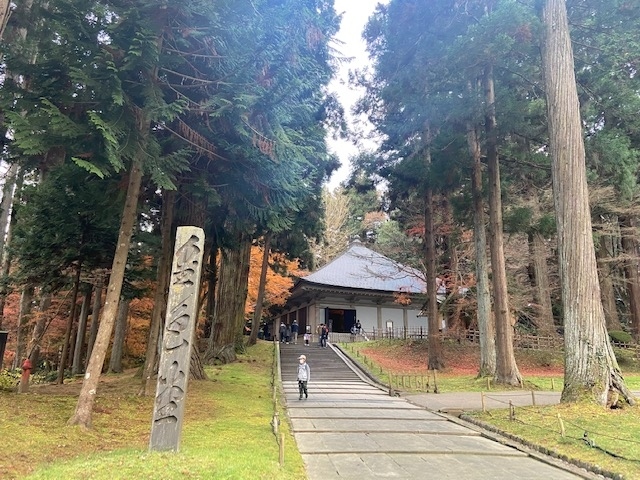 女川から気仙沼へ行き、その後どうしようか。。。<br /><br />閉まるまでギリギリになるかもしれないけど、世界遺産中尊寺には是非行きたい。<br /><br />ということで、時間内にたどり着けるかどうかわからんけど、<br /><br />中尊寺へ向かうことにしました。<br /><br />途中、道の駅に一度立ち寄り先を急ぐ。<br /><br />中尊寺が閉まるのが午後５時だったのですが、<br /><br />４時半に辿り着くことができ、何とか見学し御朱印ももらうことができました。<br /><br />