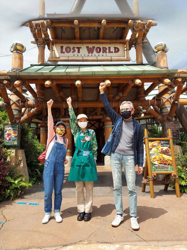 3月は何かと忙しくて、結局ユニバには一度も行ってません!春休みの除外日終わったら行く!って決めてました。<br />が、コロナ第4波来てますね~(@_@;)どうする?でも、今なら駐車場無料やし、入場者5,000人に減らしてるし、一応行ってみよ!行ってランチ食べて、20周年の記念グッズだけ買って帰ろ、という事で。<br />今回はツレと車で、バッシング覚悟のインパです(^^;)<br /><br />『ロストワールド・レストラン』<br />https://happysenior.asia/2021/04/13/lost_world_restaurant/<br />『ビバリーヒルズ・ブランジェリー』<br />https://happysenior.asia/2021/04/14/cherryclafouti_beverly-hills-boulangerie/<br />【ダダンダンダまん】<br />https://happysenior.asia/2021/04/12/dadan_danda_man/<br />アソートクランチ<br />https://happysenior.asia/2021/04/19/asserting-crunch/
