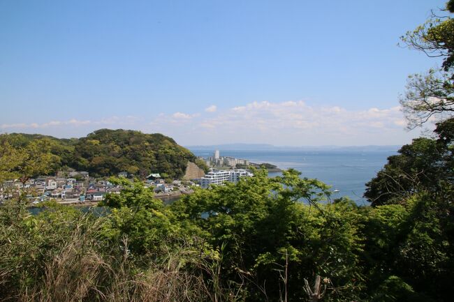 前日に急にこの日のスケジュールが空いてしまい花粉の飛散時期もピークを過ぎているので前から行ってみたかった浦賀に行ってきました。浦賀って江戸時代や幕末の史跡が多いのですが数年前に閉鎖された浦賀ドックを眺めに行った一度だけしかいってなかったのです。割と近場ではあるんですけどね。<br />ほぼ無計画だったので京急久里浜駅到着が11時頃、その後浦賀で観光を始めたのは昼前という時間・・・。<br />それでも叶神社や浦賀奉行所跡、浦賀ドック跡などを見て回れました。初夏の気温で身体もちょっと辛かったですが、岡山から帰って以来2週間ぶりの外歩きで楽しめました。<br />近場の旅行記ですし1冊でまとめようと思ったんですが、なかなか難しく前後編に分かれてしまいました。<br />後編では東林寺や西叶神社、久里浜のペリー記念館などを訪れていきます。<br /><br />岡山県北編、次は美咲町観光の2日目ですがこれも引き続き週1ペースでアップしていきます。横須賀後編はもう少し時間かかるかもしれませんm(__)m