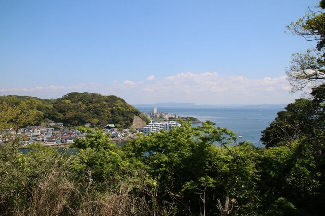 前日に急にこの日のスケジュールが空いてしまい花粉の飛散時期もピークを過ぎているので前から行ってみたかった浦賀に行ってきました。浦賀って江戸時代や幕末の史跡が多いのですが数年前に閉鎖された浦賀ドックを眺めに行った一度だけしかいってなかったのです。割と近場ではあるんですけどね。<br />ほぼ無計画だったので京急久里浜駅到着が１１時頃、その後浦賀で観光を始めたのは昼前という時間・・・。<br />それでも叶神社や浦賀奉行所跡、浦賀ドック跡などを見て回れました。初夏の気温で身体もちょっと辛かったですが、岡山から帰って以来２週間ぶりの外歩きで楽しめました。<br />近場の旅行記ですし１冊でまとめようと思ったんですが、なかなか難しく前後編に分かれてしまいました。<br />後編では東林寺や西叶神社、久里浜のペリー記念館などを訪れていきます。<br /><br />岡山県北編、次は美咲町観光の２日目ですがこれも引き続き週１ペースでアップしていきます。横須賀後編はもう少し時間かかるかもしれませんm(__)m