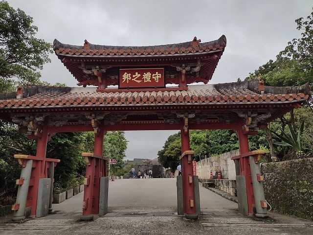コロナ禍ですが、春休みの沖縄に行ってまいりました。<br />地元と沖縄のコロナ感染者状況をぎりぎりまでチェックしながら、どちらかに緊急事態宣言のようなものが発令された場合はいつでもキャンセルする覚悟で2月頃に予約。<br /><br />「絶対コロナを沖縄に持ち込まない!<br /> 地元にも持ち帰らない!<br /> とにかく絶対コロナにならない!」<br /><br />を最大の目標とし、渡航前後2週間は家族以外との会食は控えました。<br />人がいる場所では必ずマスクをし、除菌シートと消毒液を離さず手洗いは超丁寧に!!!<br /><br />春休みには沖縄にもたくさんの観光客が集まっているようでしたが、それでもコロナの影響で閉まっている施設などもあり観光地沖縄が直面している現状を残念に思う場面も多々ありました。<br /><br />ですが、やっぱり旅は素晴らしい!!<br />早く皆が堂々と旅行できる世界が来ますように。