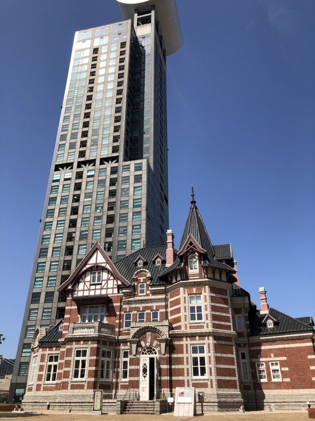 年明けからの2度目の緊急事態宣言明けたと思ったらすぐにリバウンドで第4波到来か?<br /><br />4月末からまた長期出張予定の嫁さんと九州温泉旅行の予定組んでたんで、そのまま敢行することに!<br /><br />嫁さんの修行のお陰で、サクララウンジも使えるようになったんで、使わん手もないのでフル活用(^_^)<br /><br />名物の焼きカレーを食べた後は、門司港レトロの街中散策します!