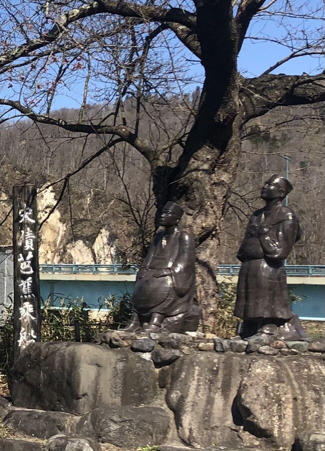 奥の細道を辿る旅を続けており、福島から車で最上川乗船の地と下船の地、羽黒山出羽三山、羽黒山五重塔を訪れた。まずは「五月雨を 集めて早し 最上川」で名高い最上川乗船の地を訪れた。1689年の旧暦の5月、芭蕉と曾良は立石寺から北上し新庄に滞在、好天気になるのを数日待って乗船した。そして下流の清川で下船し、羽黒山に向かう訳である。国道47号線の本合海大橋の南側が芭蕉乗船の地であり、芭蕉と曾良の陶像が立っている。風光明媚な地形であり、北側には八向山の白い崖が見え、赤い社の矢向神社がある。<br /><br />国道47号線を酒田市に向かって北上し、白糸の滝ドライブインに車を停めると白糸の滝は最上川の対岸に見える。芭蕉達は最上川の川船に乗って川を下る途中、「白糸の滝は青葉の隙々(ひまひま)に落ちて、仙人堂岸に臨みて立つ。水みなぎって、舟あやうし。」と記している。小さな滝だが、高低差があり川沿いには赤い鳥居が立っており印象的だ。芭蕉達は最上川の船下りからこの滝を眺めた。余裕があれば船から眺めたいものだ。<br /><br />続いて清川で下船する。ここには芭蕉像と「芭蕉上陸の地」の看板が立ち、清川関所跡に小さな博物館がある。この地から車で約20分、出羽三山を参拝した。車で山に入る場合、有料道路通行券400円が必要である。ここは予想以上に素晴らしいところだ。月山・羽黒山・湯殿山の三神を合祭した日本随一の大社殿。厚さ2.1mの萱葺の屋根、総漆塗の内部など凄まじい迫力で迫ってきて、今も僧たちが厳しい修行に励んでいる。本殿は度重なる火災にあったが、現在の社殿は1818年に再建された建物で、前方の鏡池は神秘の御池として古来より多くの信仰を集め、羽黒信仰の中心でもあった。芭蕉はここで「ありがたや 雪をかをらす 南谷」と詠み、「修験行法を励まし、霊山霊地の験効、人貴びかつ恐る、繁栄とこしえにして、めでたき御山といつつべし」と記している。<br /><br />羽黒山出羽三山を訪れた後、羽黒山五重塔を訪れた。かなりの距離があり、車で約10分走って、徒歩で20分ほど山道を下って更に少し登ったところに杉林の中にまさに忽然と現れる。高さ29m、三間五層の柿葺(こけらぶき)・素木造り(しらきづくり)で虚飾のない、神々しい美しさだ。見方によっては、京都や奈良にある五重塔よりも美しいといえるかもしれない。平安時代、平将門の創建とされ、1608年には57万石の出羽山形藩主、最上義光が修復している東北最古の五重塔である。