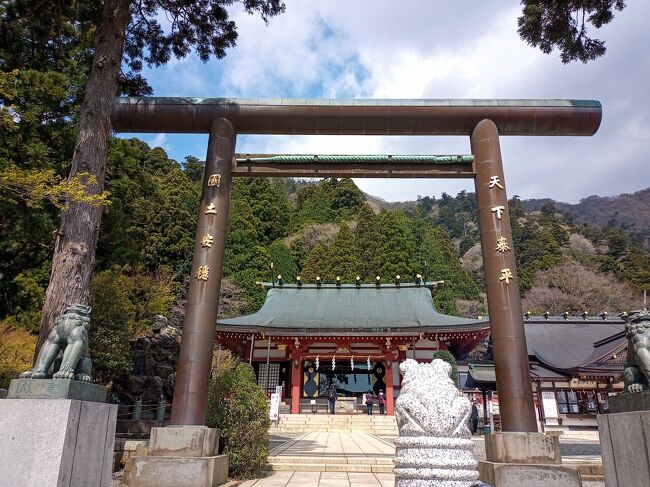 2021年4月9日(金)<br />富士山を望めるかと期待しながら大山へ。<br />桜咲く季節になり、景色は霞がかって展望は開けず。<br />それでも、山頂では雪が降り、手が悴むほどの寒さでした。<br /><br />大山は、丹沢を代表する人気の山。<br />ケーブルカーを利用して、誰でも気軽に登れる初心者向けの山とされていますが、簡単に山頂にはたどり着けません。<br />標高は、1,252m。<br />大山ケーブルカーで山の中腹の阿夫利神社駅700mまで行き、山頂を目指して登山スタート。<br />