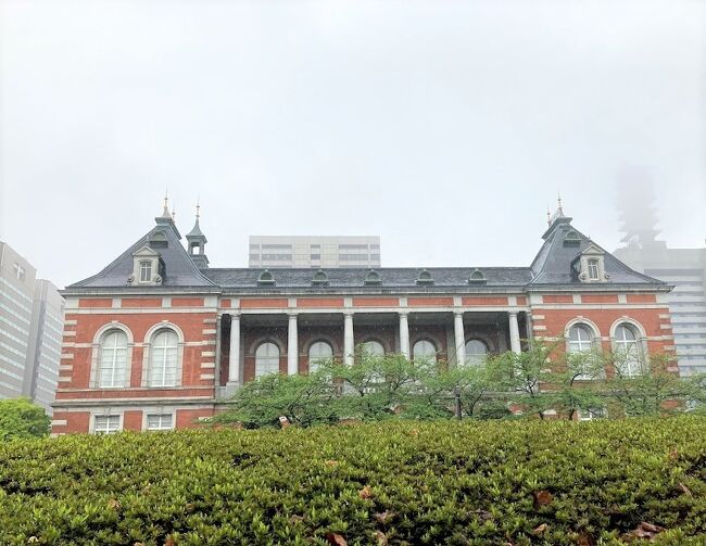 　雨の中、打ち合わせ前に日比谷公園を散策しました。<br />　ここは20年以上、通勤で歩いていた場所、数年前に噴水の鶴の氷柱が撮れた時は感動しました。<br />　日比谷公園鉄棒倶楽部？のオジサンたちが鉄棒で大車輪をやったり、公園で子供たちが遊んでいたり、夢いっぱいの公園です。<br />　公園内は明治、大正時代の物が多いです。<br />　安土桃山時代以前には日比谷入江と呼ばれる海域だったそうで、徳川幕府による江戸の都市開発にあたって神田山の開削で得られた土砂などを使って埋め立てられたそうです。<br />　私の思い出としては、1975年4月13日、公園内にある日比谷野外音楽堂でキャロルが燃え尽きたことです。キャロル？...矢沢永吉たちです。<br />　当時、中学校の先輩たちはヘソ上10センチくらいのハイウエストと呼ばれていた学生ズボンを履いていてキャロルを崇拝していました。<br />　私はその頃、父親の丹頂チックを髪に塗り、バンドを結成してベースを担当し、モテたいがためにキャロルとベイシティローラーズをパクッて演奏していました(笑)<br /><br /><br />　<br />　