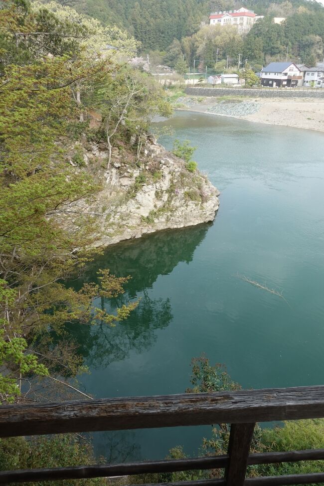 春なのに~春なのに~ため息また一つ~<br />武漢病の蔓延で今ひとつウキウキ感がない春です。<br /><br />じゃあ、春に会いに行こう!<br /><br />というわけで急遽春の似合う愛媛に行くことにしました。<br /><br />愛媛に行くのは学生時代以来だから40年ぶりくらい。<br />その時見た海の色や風景とか穏やかな人々の印象が自分の中に残っていて春が似合う愛媛になったわけです。<br /><br />変わっているのか、いないのか?<br />変わったのは老けた自分だけ?<br /><br />そんな厳しい現実を見つめないように<br />春の愛媛でお城巡りをしましょう。<br />タイミングが合えば桜も楽しみましょう。<br />ちょっぴり瀬戸内海の風情も楽しんでみたい。<br />復活した名物駅弁も食べたい。<br /><br />そんな欲張りの旅です。<br /><br /><br />時節柄武漢由来の病の対策は万全にしました。<br />マスク手袋と機内や車内はオーバーグラスを着用。<br />食事は基本ホテルの部屋でとる。<br />外食の場合は店内が空いているとか空間にゆとりがある場所に限ることとした。<br />移動は乗り物好きなので公共交通機関を利用した。