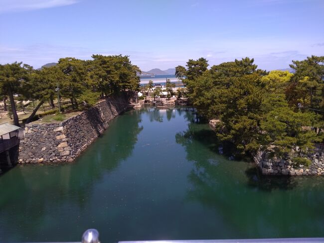 1泊2日 成田空港~高松空港へ うどん旅 <br /><br />1日目:最寄駅~日暮里乗換スカイライナー~成田空港第2ターミナル~第3ターミナル~高松空港~急遽レンタカー借りる(タイムズレンタカー)~アパホテル高松空港チェックイン~かわたうどん~ザマイケル~キョーエイ~アパホテル宿泊<br /><br />2日目:アパホテル高松空港~栗林公園~香川県庁~玉藻公園高松城跡地~キョーエイ~手打ちうどんむぎ屋~タイムズレンタカー返却~高松空港~成田空港第3ターミナル~第2ターミナル~成田エクスプレスにて帰宅<br /><br /><br />うどんを食べに行くのがメインで、電車やバスで移動するつもりが高松空港付いたら山だらけで急遽当日レンタカーレンタル<br /><br />でもみんなのんびりしていて、<br />車も走りやすいし、買い物もしやすい。<br /><br />素敵な場所だった。<br /><br /><br />写真たくさん載せるため細かくわけます!<br />①(1日目)自宅~成田空港~高松空港到着編<br />②レンタカーにて夕食かわたうどん、アパホテル宿泊<br />③(2日目)栗林公園<br />④香川県庁~玉藻公園高松城跡<br />⑤昼食むぎ屋~キョーエイ~JA香川~レンタカー返却~高松空港~成田空港~帰宅