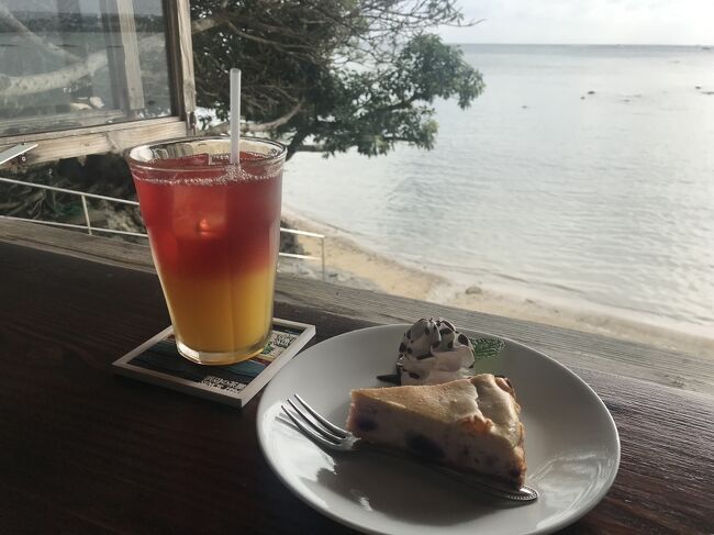 少し前の旅行記。<br />Gotoトラベル駆け込みで沖縄ひとり旅してきました。海外に行けなくなってから沖縄にどハマり中……!今回はお一人様なので子連れだと行きにくい やちむん通りと南部の海カフェを満喫。ひそかに気になっていたパワースポット・斎場御嶽も一緒にまわれて大満足のプチ旅でした。夏でも冬でも、子連れでも一人でも楽しめる沖縄ってやっぱりすばらしい!<br /><br />ざっくり行程<br />12/27 羽田10:30→那覇13:30<br />12/28 那覇20:50→羽田23:00