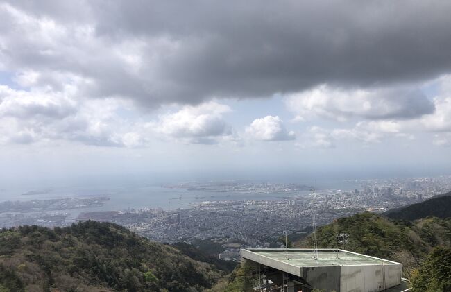 今回の旅行はメインが2つ。まず名前の通り、神戸の奥座敷？有馬温泉へ初めて行きました。これが1つのメイン。神戸には何度も行きながら、勝手に神戸から遠いイメージを持っていましたが、電車で30分と近かったですね。温泉も気持ちよかったですし、コンパクトな温泉街も歩いていて楽しかったです。六甲山上も天気が危うかったですが、何とか晴れ間のうちに見られました。<br />もう1つは、京セラドーム大阪でのオリックス・ロッテ戦観戦。今季初プロ野球観戦でした。試合はロッテが7ー2で勝利。ロッテファンとしては、開幕5連敗からようやく5割に戻せてよかったとともに、これから上位追撃を期待したいところですね。