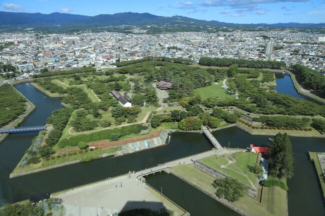 函館二日目。<br /> 大沼を観光して、トラピスチヌ修道院を訪れました。このコース、函館観光の定番なのでこれまでトラピスチヌ修道院は何回か訪れており、その光景は瞼に浮かぶよう。函館には男性修道士がお勤めをするトラピスト修道院もあり、こっちの方は観光客も少なく並木がきれいです。<br /><br /> トラピスチヌ修道院へは観光バスで行ったので、同乗者の皆さんと修道院を見て、新しく完成した通用門のレリーフを鑑賞し、売店で販売されている記念品などを見る時間が少しあったという感じで、一般的な観光でした。しかし、そのレリーフ、後で調べてみると2016年秋に完成したもので、これを見たのは初めてでした。<br /><br /> その時は、修道院の装飾の一部だなと思って見ていたのですが、3つある素焼きのレリーフの主題が「主の降誕」と「受胎告知」はわかりますが、「聖家族のエジプト逃避」についてその話を知らなかったため、同行の方とどんな物語を表しているんだろうなどという会話をしました。聖書を読んだ方やそのお話をしっている人はスーっと理解できると思いますが、恥ずかしながら疑問を抱えて帰ることになりました。<br /><br /> その宿題を解決するために、その後新約聖書を購入して真面目に読むこととなり、さらに、古事記やコーランについても興味を持ちました。それでも「旧約聖書のことを知らなければ」と思うに至り、”一生もの”と意を決して中判の聖書を購入してしまいました。世界を旅して芸術や絵画を鑑賞するには、聖書の世界を知っているのと知らないのでは収穫が違うなあ、と思い知らされるきっかけとなりました。<br /><br /> 3日目は、元町を散策して函館空港から愛媛に帰りました。