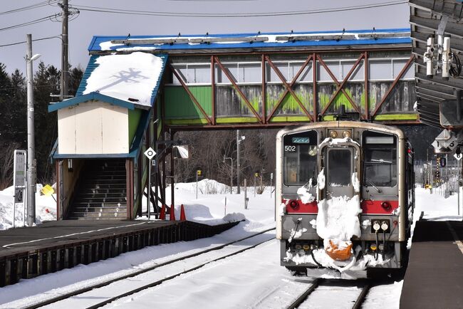 この旅行記では宗谷本線の北部に位置する筬島駅(おさしまえき)から稚内駅まで乗車した内容を紹介します。<br />列車が通る市町村は、音威子府村(おといねっぷむら)、中川町、幌延町、豊富町、稚内市。<br />この区間は宗谷本線53駅のうちの19駅にあたり、3.13ダイヤ改正で廃止されるのが3駅(安牛・上幌延・徳満)です。<br /><br />旭川を6:03に出発した稚内行き6時間の鉄道旅は、筬島を9:16に通り、稚内に12:08に到着します。<br /><br />途中には天塩中川の「アンモナイト」、「三日月湖」、「幌延深地層センター」の見学、花の宝庫「サロベツ原野」、民宿「あしたの城」、樹齢1200年の「言問の松」、稚内の「稚内港北防波堤ドーム」、「周氷河地形」の宗谷丘陵等の見どころがあります。<br /><br />なお、旅行記は下記資料を参考にしました。<br />・JR北海道車内誌、2021年3月<br />・JR北海道資料「2021.3.13ダイヤ改正」<br />・秘境駅ランキングのHP<br />・JR九州・北海道や国鉄の特急を中心にしたブログ「ラッセル時刻スジ入り、宗谷本線・石北本線の手作りダイヤ表」<br />・幌延町「南幌延駅還暦記念待合所のお化粧直し会」「幌延町内の各駅ご紹介」<br />・幌延深地層研究センターのHP<br />・民宿あしたの城のHP<br />・さいきの駅舎訪問「徳満駅」<br />・北海道STYLE「宮の台展望台」<br />・楽天市場、北海道の農産物、勇知産じゃがいも「勇知いもの歴史」<br />・駅と駅舎の旅写真館「宗谷本線・抜海駅~日本最北の木造駅舎、そして無人駅へ…~」<br />・稚内観光情報「稚内港北防波堤ドーム」<br />・稚内「キタカラ」のHP<br />・かっちん旅行記<br />『エゾカンゾウで一面がお花畑のサロベツ原野(北海道)』2013年6月28日<br />『鉄ちゃん夫婦 稚内から鹿児島中央まで縦断の旅』2013年6月29日<br />『秘境駅が多い宗谷本線の旅(北海道)』2015年7月12日<br />『天塩川沿いに走り、原野と牧場が眺められる宗谷本線の旅(北海道)』2015年7月12日<br />『天然ホタテの猿払村に泊まり、周氷河地形の宗谷丘陵フットパスを散策(北海道)』2017年6月24日<br />『幌延深地層研究センターの地下施設見学(北海道)』2015年10月24日<br />『恐竜やアンモナイトの化石が発見される天塩中川(北海道)』2017年6月25日<br />『サロベツ原野オロロンラインを橙と黄色に染めるお花畑(北海道)』2017年6月25日<br />・ウィキペディア「宗谷本線」「佐久駅」「天塩中川駅」「歌内駅」「下中川駅」「問寒別駅」「糠南駅」「雄信内駅」「安牛駅」「南幌延駅」「幌延駅」「徳満駅」「兜沼駅」「勇知駅」「南稚内駅」<br />「幌延町営軌道」「天塩川」「国鉄DE15形ディーゼル機関車」「羽幌線」<br />