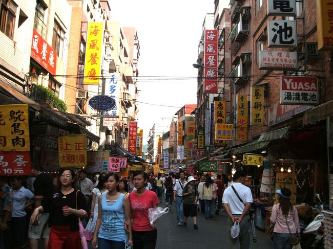 初めてなのにどこか懐かしかった台湾アテンドの旅。今から16年も前の出来事になるかと思うと、時の流れの速さを実感してしまう。<br />新型コロナウイルスによって世界中が壊滅的な打撃を受けている中、台湾はコロナをほぼ制圧している数少ない国のひとつだ。台湾のコロナに対する動きは実に早かった。検疫体制の確立や防疫指導、徹底した海外からの人の流れの抑制、それは日本から見ていて目を見張るものがあった。SARS流行の時の苦い経験を活かしたとか、政権の中心に公衆衛生のプロがいたとか言われているが、僕は台湾人の中国に対する警戒心の強さが功を奏したのではないかと思っている。2019年12月末に中国がWHOに原因不明の肺炎について最初の報告をすると、すぐさま台湾は武漢からの直行便の乗客に対して機内検疫を始めた。中国のことだから何かやらかしたに違いないと察知して、どこよりも早く行動に移したのだ。もちろん新型コロナウイルスの認定前である。それに比べて日本の防疫の体たらくぶりときたら、海外からの入国制限の遅れひとつとっても酷いものだった。植民地時代に台湾の民政長官だった後藤新平が見たら、きっと嘆かわしく思ったに違いない。後藤は今でも台湾において「近代化の父」と呼ばれ、鉄道、港、道路といった台湾の基本的なインフラを整備した日本人として尊敬されている。当時の台湾の衛生状態は最悪で、マラリアや様々な疫病が蔓延していた。かつて後藤は不可能と言われた日清戦争の帰還兵23万人の検疫をやり遂げ、国内にコレラ等の伝染病を持ち込ませなかったことで諸外国を驚かせたこともある。そんな実績も買われていた後藤は、強いリーダーシップを持って台湾における予防接種の義務化や上下水道の敷設などを行った。また医学校を作って台湾の医療レベルを劇的に向上させるなど、台湾の公衆衛生の基礎を一から作りあげることで、後藤は見事に伝染病を抑え込んだのだ。ネットを見ると台湾人の間では、「今の日本に後藤新平はいないのか」と囁かれているらしい。なるほど、後藤がもし現代の日本にいたら、コロナ対策もこれほど後手後手に回るようなことはなかったのではないだろうか。<br />