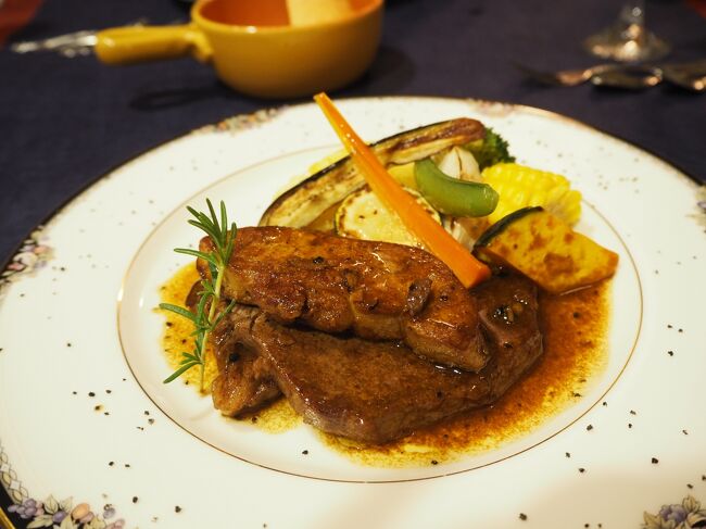 おいしいものを食べてゆっくりするだけの温泉旅行シリーズ<br />※2019年の旅行です<br /><br />料理も温泉も素晴らしい!<br />何より、マダムの人柄がとても好きです。<br />2019年に初めて宿泊して、2021年現在計3回泊まっています。<br />これからも行きます。<br /><br />■伊豆高原 海の見えるオーベルジュ パルテール<br />■日曜日宿泊<br />■和洋室 洗面・シャワートイレ付<br />■2名 29,800円+2,000円 ※フォアグラサイズアップ分<br />■貸切風呂1つ<br />■フランスで5年間修業したシェフが創り出す素晴らしい料理<br />■小さい子供は宿泊不可