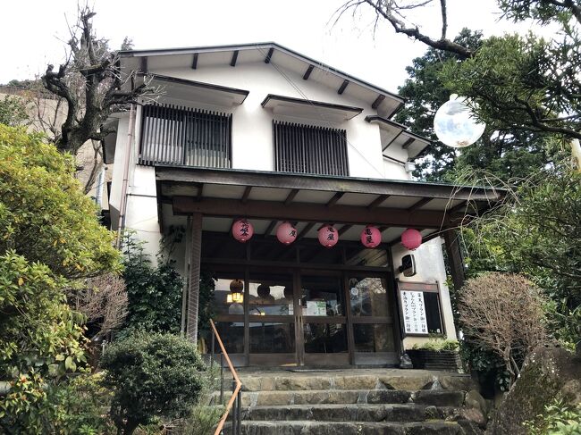 2021年1月中旬の週末を利用して、神奈川県湯河原温泉に一泊二日の一人旅に出かけました。<br />その時期はコロナ禍の拡大に伴う1都3県に対する緊急事態宣言が出ていましたが、居住県内でもあり感染に注意を払っての旅行です。<br />いままで度々温泉旅館に一人泊することはありましたが、今回の旅行で初めて温泉内風呂付客室で一人泊を体験しました。<br />旅行期間中は2日とも晴天に恵まれましたが、緊急事態宣言下のため現地の観光地の訪問は極力差し控えました。<br />個人的に好きな湯河原温泉の宿に籠って、静かにのんびりと贅沢な時間を過ごしてきました。