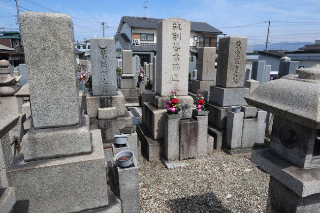 高槻の正恩寺に生まれ、京都で育ち、後に八尾で活躍した葛佛蓮の墓です。儒学や漢学に優れ、八尾の松林寺に私塾の簷葡舎（えんほしゃ）を開きました。JR八尾駅に近くにある松林寺の門前に簷葡舎（えんほしゃ）跡の石碑がのこっています。<br /><br />八尾の植松共同墓地（JRの線路沿いで、JR八尾駅から徒歩で10数分）のほぼ中央にあります。<br /><br />明治に入って訓導になったので、「故訓導葛（かつら）佛蓮（ぶつれん）墓」と銘されています。墓に葛佛蓮の碑文が刻まれています。