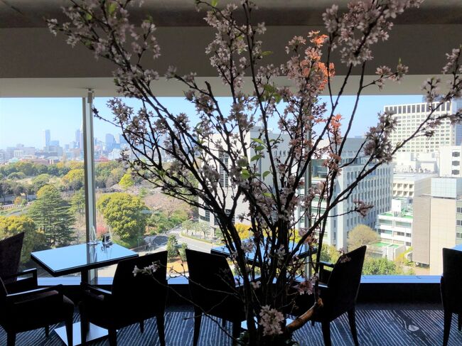 東京の桜の名所と言われる様々な場所で、色んな日に撮った<br />桜の写真を載せています。<br /><br />◇ 東京・赤坂『Hotel New Otani』<br /><br />『ホテルニューオータニ 東京』は17階建ての「ザ・メイン」、<br />40階建ての「ニューオータニ・ガーデンタワー」があり、また、客室数は<br />「エグゼクティブハウス 禅」（計87室）、「ザ・メイン」（計556室）、<br />「ニューオータニ・ ガーデンタワー」（計836室）の計1,479室です。<br /><br />今回は『ホテルニューオータニ 東京』の「ザ・メイン」の11～12階部分<br />に位置する最上級の全87室の「ホテル・イン・ホテル」がコンセプトの<br />5つ星ラグジュアリーホテル『エグゼクティブハウス 禅』に宿泊します♪<br /><br />『エグゼクティブハウス 禅』は、一流のホスピタリティを格付けする<br />米国のトラベルガイド「フォーブス・トラベルガイド」の2021年度格付け<br />評価のホテル部門において、2年連続で最高評価の5つ星を受賞☆彡<br /><br />◆ 東京・赤坂『ホテルニューオータニ 東京』ザ・メイン11F<br /><br />「ザ・メイン」の11階に位置する『エグゼクティブハウス 禅』の<br />エグゼクティブラウンジ【ZEN LOUNGE】では、選りすぐりの逸品を集めた<br />1日6回のフードプレゼンテーションを楽しむことができます (^^♪<br />2018年1月13日（土）よりエグゼクティブラウンジ【ZEN LOUNGE】の<br />フードプレゼンテーションが1日4回から6回に変更され、Hotel New Otani<br />の珠玉のアイテムが加わるなどパワーアップしました。<br /><br />『ホテルニューオータニ 東京』の『エグゼクティブハウス 禅』は、<br />2021年1月8日（金）に東京都、神奈川県、埼玉県、千葉県に対して<br />発令された2回目の緊急事態宣言により営業を休止していましたが、<br />2021年3月12日（金）の宿泊から営業が再開されました (^^♪<br /><br />◆ 東京・赤坂『ホテルニューオータニ 東京』ザ・メイン2F ロビィ階<br /><br />【ピエール・エルメ・パリ】＆【パティスリーSATSUKI】には、<br />高級スイーツが勢ぞろい♪<br />エグゼクティブラウンジ【ZEN LOUNGE】でも提供されます。<br /><br />◆ 東京・赤坂『Hotel New Otani』ザ・メイン2F ロビィ階<br /><br />『ホテルニューオータニ 東京』の「ニューオータニクラブ」のラウンジへ♪<br /><br />確かなステータスと上質なおもてなしを会員の皆さまへ<br /><br />「ニューオータニクラブ」は、ニューオータニホテルズを日頃より<br />ご愛顧いただいておりますお客さまを対象に、さらに上質のサービス<br />をお楽しみいただくためのメンバーズクラブです。<br /><br />◇ 東京・赤坂『ホテルニューオータニ 東京』の「日本庭園」内には<br />鉄板焼【石心亭】、【招月亭】、懐石料理【なだ万本店 山茶花荘】などがあります。<br /><br />◆ 東京・赤坂『ホテルニューオータニ 東京』ガーデンタワー1F<br />【Madame Delluc】<br /><br />2019年10月16日、チョコレートショップ【マダムドリュック】<br />ニューオータニ店がオープン！<br /><br />ベルギー王室御用達、1919年創業の100年の歴史をもつ<br />高級ベルギーチョコレート。<br /><br />＜都内の桜情報＞<br />◇ 東京・水道橋～飯田橋方面に歩いた日本橋川沿いに咲く桜並木<br />◇ 東京・九段下『靖国神社』境内の桜<br />◇ 東京・九段下「千鳥ヶ淵緑道」の桜並木<br /><br />『日本武道館』の桜を見ながら千鳥ヶ淵へ。<br />「北の丸公園」周囲のお濠の池でボート遊びを楽しむ人々をパチリ。<br /><br />◇ 東京・半蔵門『千鳥ケ淵戦没者墓苑』の枝垂れ桜<br />「御製の碑」があります。<br /><br />◇ 東京・新宿区「四ツ谷」駅～上智大学前の「ソフィア通り」沿いの桜並木<br /><br />◇ 東京・赤坂見附『東京ガーデンテラス紀尾井町』<br /><br />紀尾井町通りに架かる弁慶橋からの桜<br /><br />◇ 『ホテルニューオータニ 東京』そばの「清水谷公園」に咲く桜など。