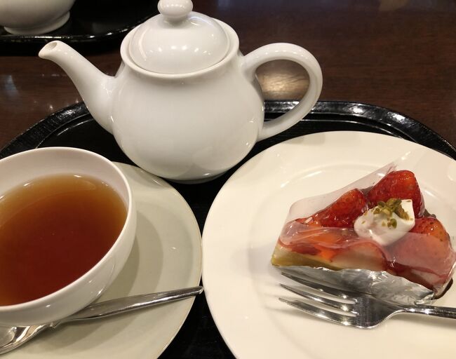 2021年4月15日(木)~20日(火)一人で成田から福岡に飛びました。<br />コロナ以前からのほぼ毎月恒例の「暮らすように旅する福岡旅」です。小倉と博多で、友達や従姉妹達と会い、旧交を暖め、おしゃべりし、ランチやお茶、買い物を楽しみました。<br /> ご時世ですので、避密は必須。でもあちこちで、偶然貴重な体験をし、心優しい人達と触れ合うことができ、いつも以上に心温まる旅となりました。その旅行記です。<br /> 4部作ですので、よろしければ最後までお付き合いください。 <br /><br />