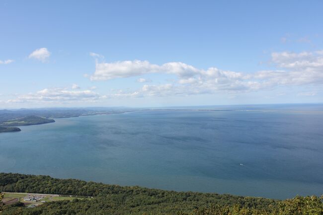 新潟からの4度目のフェリー利用　北海道旅　１０日間　その５は網走･サロマ湖編です。<br /><br />どうも最初の日程間違っていたようで、網走泊はウトロの後でした。<br />先に網走って位置的にもおかしいとは思いながら。。。<br /><br />網走は、夫婦揃って独身時代に網走監獄など行ったことがあるのでサラッと。<br />今回、サロマ湖が一番お天気が良くて、景色で印象に残ったのがサロマ湖です。<br /><br />表紙はサロマ湖。遠くがサロマ湖の先っちょのつながってそうでつながってない部分です。<br />やっぱり天気が良いと景色もきれいですね。<br /><br />今回の日程です。<br /><br />2019年９月１７日（火）　新潟前泊<br />2019年９月１８日（水）　新潟　１２時発　小樽行きフェリー<br />2019年９月１９日（木）　小樽　４時半着　友人夫妻と飲み会　札幌泊<br />2019年９月２０日（金）　モエレ沼公園　観光　夜　友人グループと飲み会<br />2019年９月２１日（土）　釧路経由　根室泊<br />2019年９月２２日（日）　根室観光　ウトロ泊ウトロ泊<br />2019年９月２３日（月）　知床観光船 網走泊<br />2019年９月２４日（火）　サロマ湖観光　旭山動物園　旭川泊<br />2019年９月２５日（水）　小樽　１７時発　新潟行きフェリー<br />2019年９月２６日（木）　新潟　９時１５分着