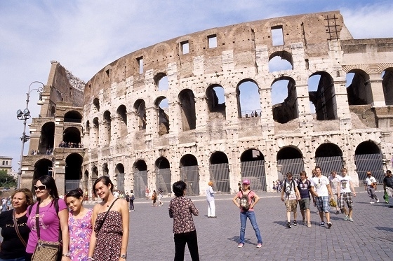 イタリア&スイス一人旅 vol.2 ~ローマ2日目~ <br /><br />2011年の9月中旬に9泊11日間でイタリアとスイスに行ったときの旅行記です。<br />イタリア&スイス一人旅はイタリアに7泊、スイスに2泊。イタリアはローマに3泊、フィレンツェに3泊しました。それからスイス入る前にミラノに1泊だけしました。スイスのお目当ての所は、ラショードフォンというフランス国境に近い山間にある時計産業の聖地と呼ばれている街。時計好きには楽しみな所です。。<br />旅のコースはフランスのシャルルドゴール空港経由でローマ入り。ローマ、フィレンツェ、ミラノの移動はイタリア自慢のユーロスターイタリアの高速列車。フィレンツェでは近郊の街へショートトリップで出かけてみます。ミラノからは高速列車に乗ってスイスに入り、一気にフランスとの国境近くのラショードフォンまで移動します。帰りはチューリッヒの街歩きを楽しんだ後、ロンドンヒースロー空港経由で日本に戻ってくるという旅程。<br />いつも通りのきままな一人旅。カメラ片手に街歩き、そしてワイングラスを傾けながらの酒とバラの日々(?)を楽しんできました。<br />撮影:ASAHI PENTAX KM, PENTAX-M 28mm F2.8, M 35mm F2.8, Kodak EB-3