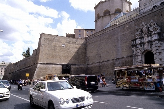 2011年の9月中旬に9泊11日間でイタリアとスイスに行ったときの旅行記です。<br />イタリア&スイス一人旅はイタリアに7泊、スイスに2泊。イタリアはローマに3泊、フィレンツェに3泊しました。それからスイス入る前にミラノに1泊だけしました。スイスのお目当ての所は、ラショードフォンというフランス国境に近い山間にある時計産業の聖地と呼ばれている街。時計好きには楽しみな所です。。<br />旅のコースはフランスのシャルルドゴール空港経由でローマ入り。ローマ、フィレンツェ、ミラノの移動はイタリア自慢のユーロスターイタリアの高速列車。フィレンツェでは近郊の街へショートトリップで出かけてみます。ミラノからは高速列車に乗ってスイスに入り、一気にフランスとの国境近くのラショードフォンまで移動します。帰りはチューリッヒの街歩きを楽しんだ後、ロンドンヒースロー空港経由で日本に戻ってくるという旅程。<br />いつも通りのきままな一人旅。カメラ片手に街歩き、そしてワイングラスを傾けながらの酒とバラの日々(?)を楽しんできました。<br />撮影:ASAHI PENTAX KM, PENTAX-M 28mm F2.8, M 35mm F2.8, Kodak EB-3