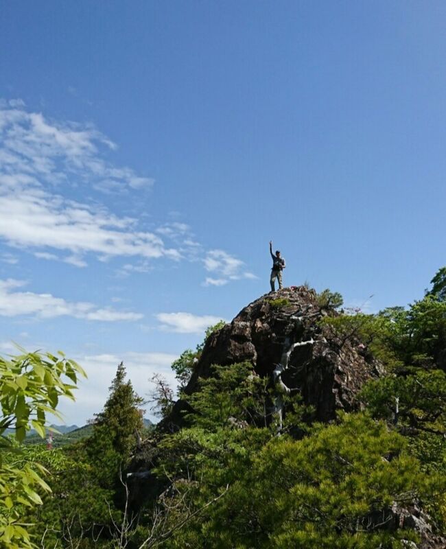 　銭湯を紹介するシリーズではない。<br /><br />　銭湯で知り合った山友と行くハイキングである。<br /><br />　加藤文太郎のように単独行を常とするドラゴンであるが写真の自撮りに疲れてきた。三脚をセットし走って行ってポーズをとり戻って三脚回収という手間が億劫になって来た。<br /><br />　画像を確かめると頭が切れていたり、タイマー作動の１０秒以上の所へも行けないし、岩場などでは三脚のセッティングも難しいうえカメラを構える余裕もない。<br /><br />　その点仲間がいると写真撮ってもらえるし、友人の写真も使える。<br /><br />　そんな訳で前回、加西アルプスに登った友人と鎌倉峡へやって来た。<br /><br />　表紙の写真はローソク岩に登ったチーさんが百丈岩の上に残ったビビりのドラゴンを撮ってくれた。<br /><br />*鎌倉峡の蘊蓄はこちら<br />　　https://4travel.jp/travelogue/11039433