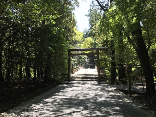 昨年の秋に出雲大社を旅し、いずれは伊勢神宮へも、という話が実現。<br />わたしにとっては初めての紀伊半島、せっかくだからと那智、熊野を駆け足で巡る旅となりました。<br /><br />2日目は伊勢の内宮へ行ってから紀伊勝浦へ