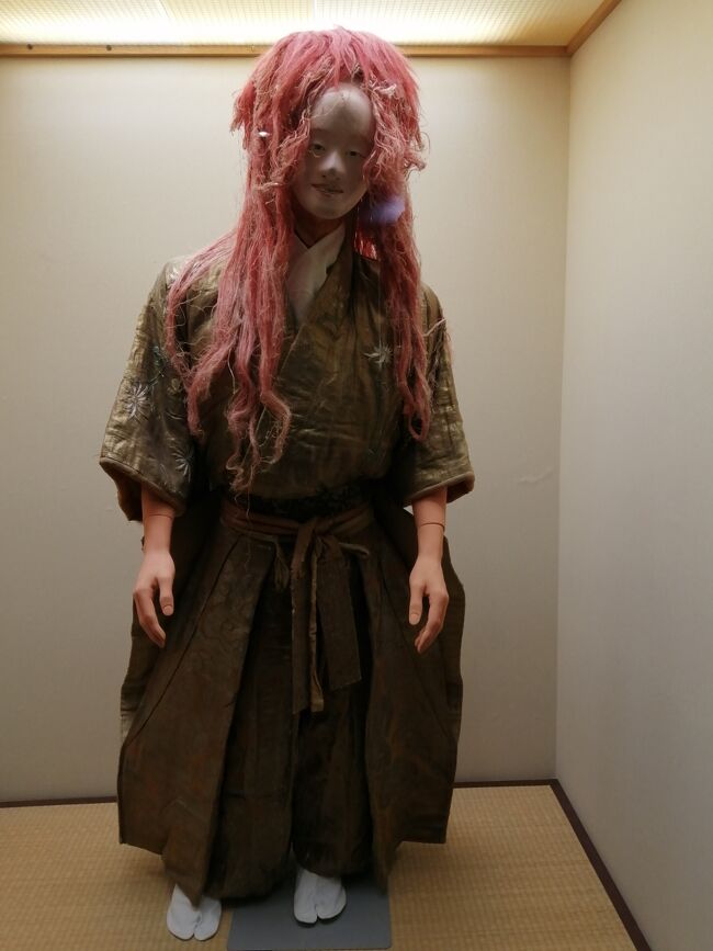 青森滞在最終日は日曜日.しかも滅多にないほどの晴天に恵まれたため,出発までの時間を利用して弘前市内を散策してみることにしました.今まで弘前市自体は仕事で何度も訪れたことがありましたが,市内を散策したことは殆どなく,せいぜい弘前城を数回訪れたことがある程度でした.弘前市は空襲がなかったことから古い施設が沢山そのままの形で残っています.もっとも,弘前城を中心とする町の区割りは城下町の特徴をそのまま残しているため,道路は複雑怪奇で,どこがどうなっているのか分かりません.そのため,以前は誰かに案内して貰わないととても一人で歩ける街ではありませんでした.ところが,スマホの当場と共にG-mapが使えるようになると,どんな路地でも迷わずに歩けるようになったため,城下町一人散策を楽しむ余裕が出来てきました.今回は真冬の弘前であったため,市内にもまだ沢山雪が残っていましたが,十分楽しむことが出来ました.