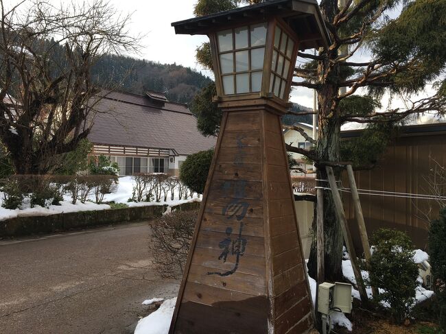 私たち夫婦が大好きなお宿、蕎宿湯神。<br />福島県の山深い湯野上温泉郷にある民宿だが、とにかくお湯よし、料理よし、リーズナブルと三拍子揃っているだけでなく、お泊りそのものが客室で完結してしまうのが、小宿好きの私たち夫婦の最大のお気に入り。<br /><br />まぁそんなお宿なので、予約も取り辛く…。<br />いつもチェックアウトする時に次の予約を入れるのが確実。<br />今回も7月に行った時に予約をいれた「1年間仕事頑張ったよね、ご褒美お泊まり」と称して、共働き夫婦がただダラダラしに行った湯神での記録。<br /><br />その1は、自宅から出発して目的地である福島県の湯野上温泉へ行くまで。