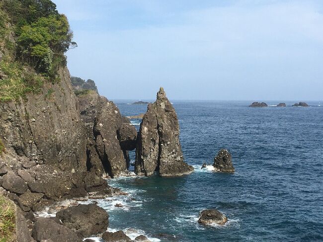 山陰の美味しいものをいただきに山陰の兵庫県北部と鳥取に出かけて来ました。<br />新型コロナがまん延･拡大する中、出かけるのを躊躇しましたが、地元の方々に迷惑をかけないよう、万全の対策を行い、出かけて来ました。<br />今回の旅程は、<br />4月23日に休暇村竹野海岸に宿泊し、翌24日に余部鉄橋、鳥取砂丘と砂の美術館を観光し、賀露港で昼食をいただいて帰宅しました。<br />初日は曇り空でしたが、2日目は青空が望め、山陰海岸のジオパークを快適にドライブしてきました。<br />もちろん、日本海の美味しいお魚もお腹いっぱいいただいてきました。<br />今回は竹野海岸と余部鉄橋の観光を紹介します。<br />表紙の写真は海蝕（かいしょく）洞の『はさかり岩』です。<br />山陰海岸はこのような景色が続いています。<br /><br />