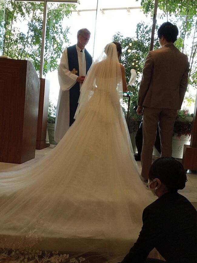 長男が結婚したいと彼女を連れて来たのが１年前！<br />それから両家の顔合わせ、結婚式場の手配などトントンと事が進んであっという間に式当日となりました！<br />しっかし男の子というのは口下手というか、大事な話を後回しにするというか、両家の顔合わせの時も思ったのですが、式場の手配や衣装の打ち合わせを女の子のように詳しくは話してくれず、どこまで話が進んでいるのかもよく分からない状態で・・・(*_*)<br />留袖を式の１週間前までにホテルの美容院に送れだの、前日になって挙式に来てくれる友達にピン札でお車代を用意してくれだのとこちらの都合もお構いなし！<br />こんな愚息に育てた覚えは無いのですが・・・( ﾉД`)<br />これから家庭を持つのに先が思いやられます・・・(-_-;)<br />親が口出しできるのもここまで！<br />これからは二人で力を合わせて進んで行って欲しいものです！<br /><br />コロナで親族しか披露宴も呼んでいませんが、我が家の両方の祖父母には「コロナが怖いから行かない」と丁重に断られてしまいましたので、新郎側の出席人数は少ないのですが・・・(-_-;)<br />私達は当日の式場に向かうのみです♪