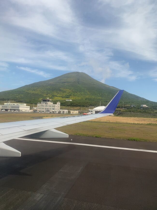 羽田から1時間弱、八丈島に1泊旅行。<br />すごく穏やかないい天気に恵まれましたが、この島、風が強いのがいつものことのようで<br />こんな風のない日は珍しいんだよと、島の方が教えてくれました。<br />しかし、2日目は飛行機も着陸できるか条件付き運航になるくらいの強風！乗る便は無事に飛びました。<br />島一周、自然を楽しめて、とてもいい旅になりました。