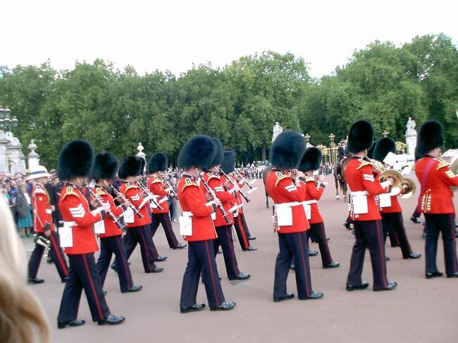 　国際シンポジウムでロンドンへ。短期間だったが合間にロンドンの街を歩いた。出発した翌日にアルカイダによるアメリカ同時多発テロが発生、ロンドンの街中に半旗が掲げられていた。<br />　時間が経っており場所の記憶も定かでない。時系列を無視した写真の羅列に近い旅行記になった。