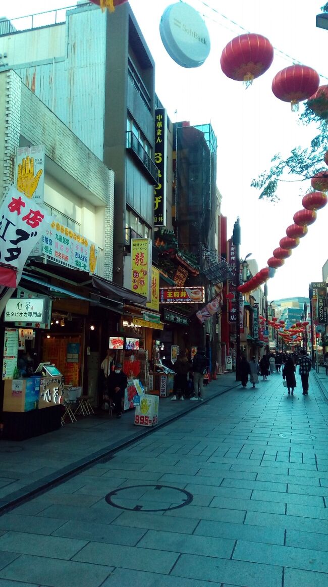 今日も中華街に訪問です。JR関内駅から徒歩で中華街に向かいました。<br />いつも通りにメインの大通りから狭い路地まで散策して、定番のお店でランチです。<br />残念ながら雨になってしまったので、暫く休憩をしてからJR桜木町まで1時間くらい散策しました。<br />その後、野毛エリア、伊勢佐木町商店街なども散策です。<br />伊勢佐木町商店街で最後に飲んで一日を終了しました。<br />今日は20キロくらい歩いたと思います。