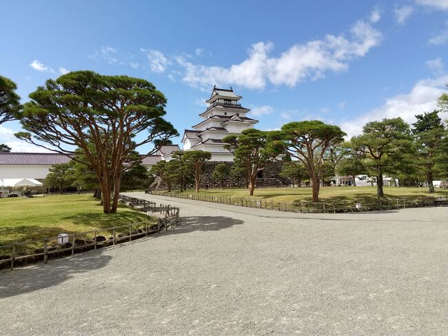 日本中がコロナと戦っている最中に旅行に出るには勇気が必要でしたが、前々から計画していた旅行だったので思い切って予定通り行く事にしました。<br />公共交通機関は利用しないで全行程自家用車で移動し、出来るだけ三蜜を避けて感染に配慮して旅をしました。<br />一日目は上杉博物館を見学後、上杉神社を参拝して小野小町が発見したと伝えられる小野川温泉で宿泊。<br />二日目は戊辰戦争で有名になった鶴ヶ城を訪れて会津の歴史と遺産、領主の変遷と国造りを学んで来ました。<br /><br /><br />