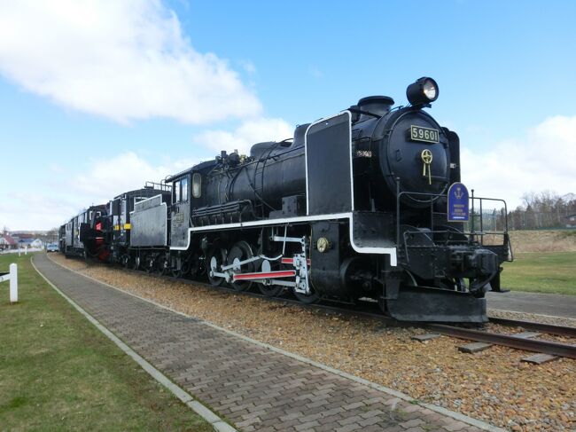 北海道の路線図もあまり頭に入ってないまま、列車の旅をしてみた。<br />まず驚いたのは、運行本数の少なさだ。<br />コロナによる間引き運転もあるので、ちゃんと調べておかないと、宿泊地変更の憂き目に遭いかねない。<br />そうなれば行程変更をしなくてはいけないし、ホテルのキャンセル料金も発生する。<br /><br />宗谷本線は沿線の景色も駅舎も、とても趣があった。<br />特に名寄から北は、車窓風景に飽きが来ない。<br /><br />4トラのトラベラーkoreanrailfanさんは、この宗谷本線を鈍行で旅をされている。<br />私の旅行記は端折っているが、koreanrailfanさんの旅行記は詳しくレポされており、私は「そうそう、そうでしたよね」と独り言を言いながら、楽しく拝見させてもらった。<br />