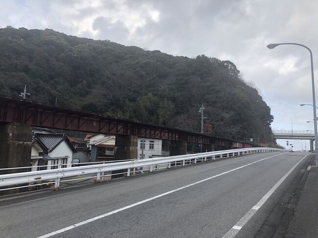 どこかにマイルで行く旅も、航空便の減便など、予約が取りずらい一方、今まで出にくかった行き先も出現するようになりました。今回は職場の長期永続休暇が3末で取得期限を迎えることから、急遽休暇とどこかにマイルを取得。那覇・新千歳・出雲・伊丹から選ばれたのは初飛行の出雲。当日は15時までが駅メモのレーダー増加となっており、何とか三江線を楽して取りたいという希望に沿った選択でした。<br />2日目は石見銀山の積み出し港である温泉津温泉から島根県のローカル線である旧江津線と、横田線を巡る一日。旅行記の前半は、温泉津から江津線との廃線跡を歩いて巡ります。さて今回の旅もどうなることやら。