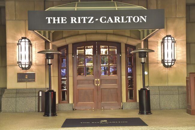 ありママ名義のSPGAMEXカード更新特典で付与されるMARRIOTT BONVOY5万ポイントの有効期限が迫ってきたので、慌てて5万ポイントで泊まれるホテルを探したら、リッツ・カールトン大阪にヒット。<br /><br />一度は泊まってみたい高級ホテル”ザ・リッツカールトン大阪”にポイント宿泊できました。<br /><br />緊急事態宣言は解除されたとは言え、コロナは終息していないので、ホテルから出ることなく、のんびりホテルステイを楽しみました。