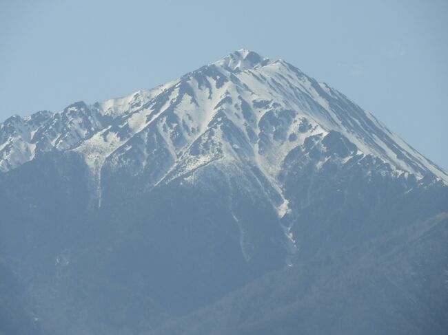 残雪のアルプスの山並みを背景に桜咲く安曇野を訪ねる。<br /><br />　常念坊　峰に現れ　春告げし　田起こし近き　安曇野の野に　<br /><br />　穂高川　さざめき歌う　早春賦　音符の如く　花の散りゆく