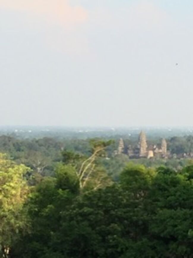 カンボジアのコロナ感染対策のため、カンボジア全国のロックダウンは、４月７日から２５日まででした。<br />シェムリアップ市内の一部地域は、まだロックダウンされていますが、その他のシェムリアップ市内またアンコールワット遺跡群は、4月２８日に観光再開されました<br />4月30日、私はアンコールワット近くにあるプノンバケン寺院の夕日観賞のおすすめに行って来ました。<br />登る前にスマホでＱＲコードに登録されました。コロナ感染対策のため、厳しいチェックがされています。<br />マスクをつけ、ヴィルスにたいする安全対策が絶対必要です。<br />外国からの観光客が来ませんので、地元民だけの３０人がこの夕日観賞に参加しました。<br />プノンバケン寺院から、アンコールがはっきり見えました。いつ見ても素晴らしいです。<br />日の入りまでいられなかったのが残念でした。<br />でも、気持ち良い涼しい風も吹き、昇って本当に良かったです。
