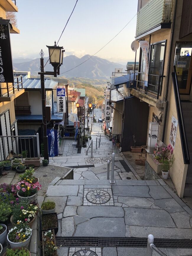 温泉に入りたいなあ～&#9832;️<br />近場でいいなぁ～(^_^)<br />行った日は雨で煙っていても、翌朝は快晴<br />階段登って　朝サンポ<br />帰りの寄ったお寺では鐘までついちゃったー！