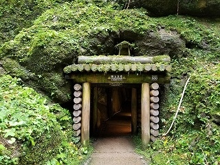 島根県の「石見銀山」と広島県の「厳島神社」という有名な世界遺産を、そのエリア内の宿に宿泊してめいいっぱい満喫して、美味しい地元グルメもいーっぱい食べて来た2泊3日の旅でした。